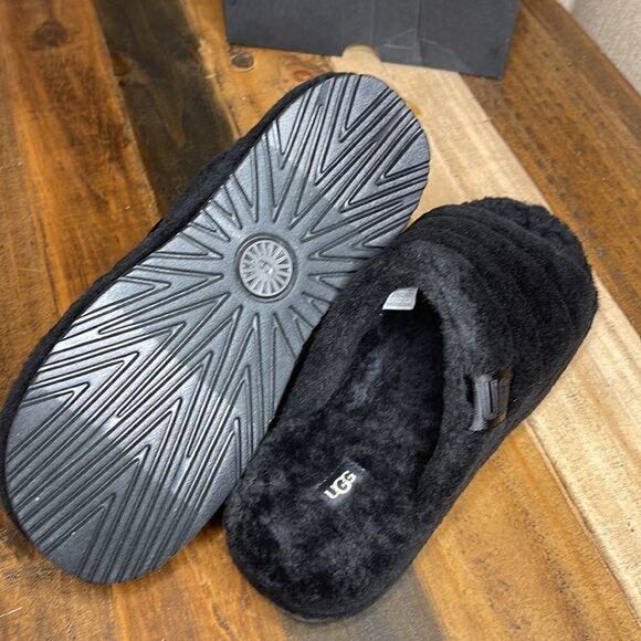 UGG Black Men's Slippers - Picture 7 of 7